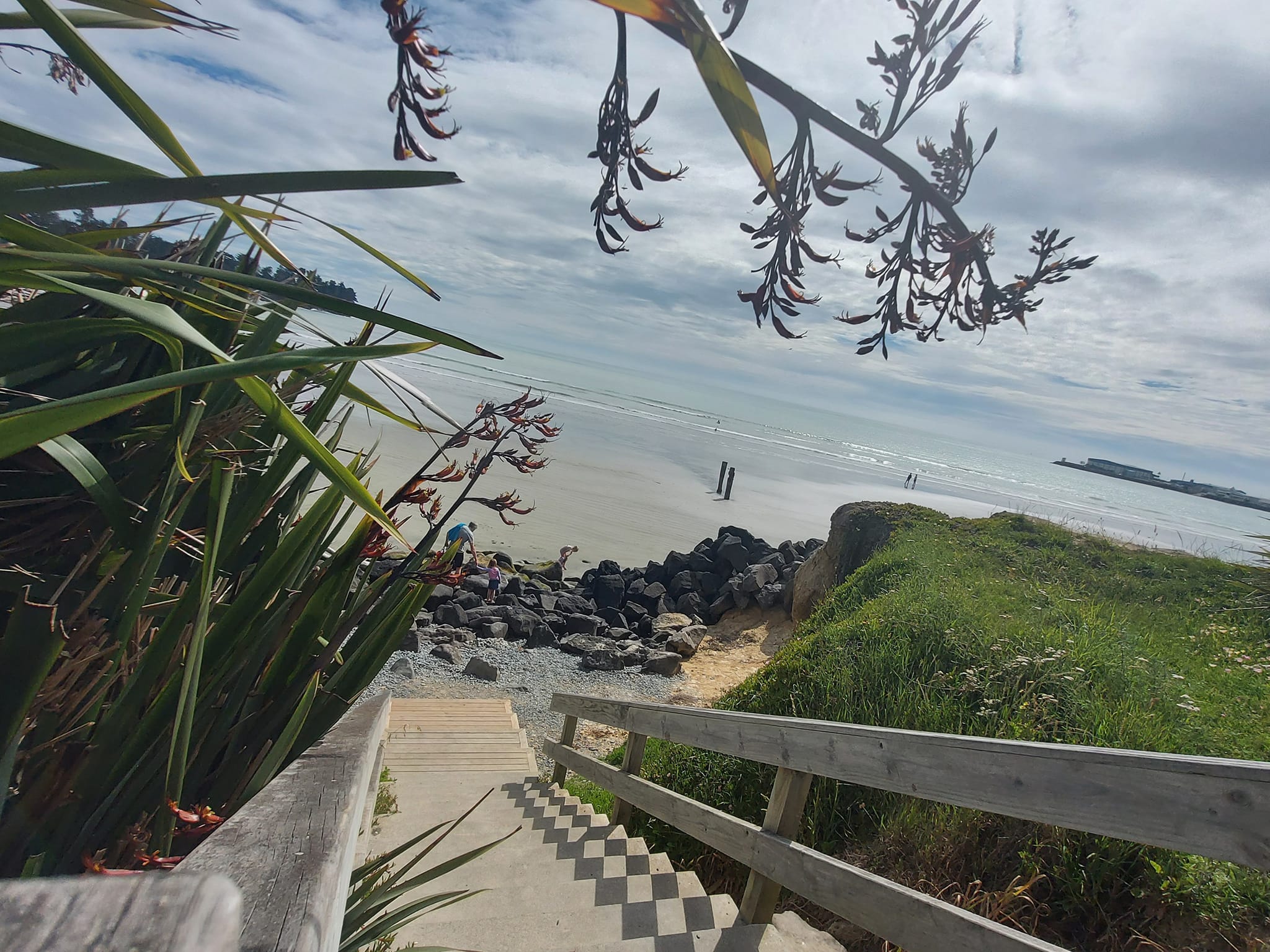Benvenue Cliffs Lighthouse and Waimataitai Beach WuHoo Timaru Roselyn Fauth Dec 2021 2