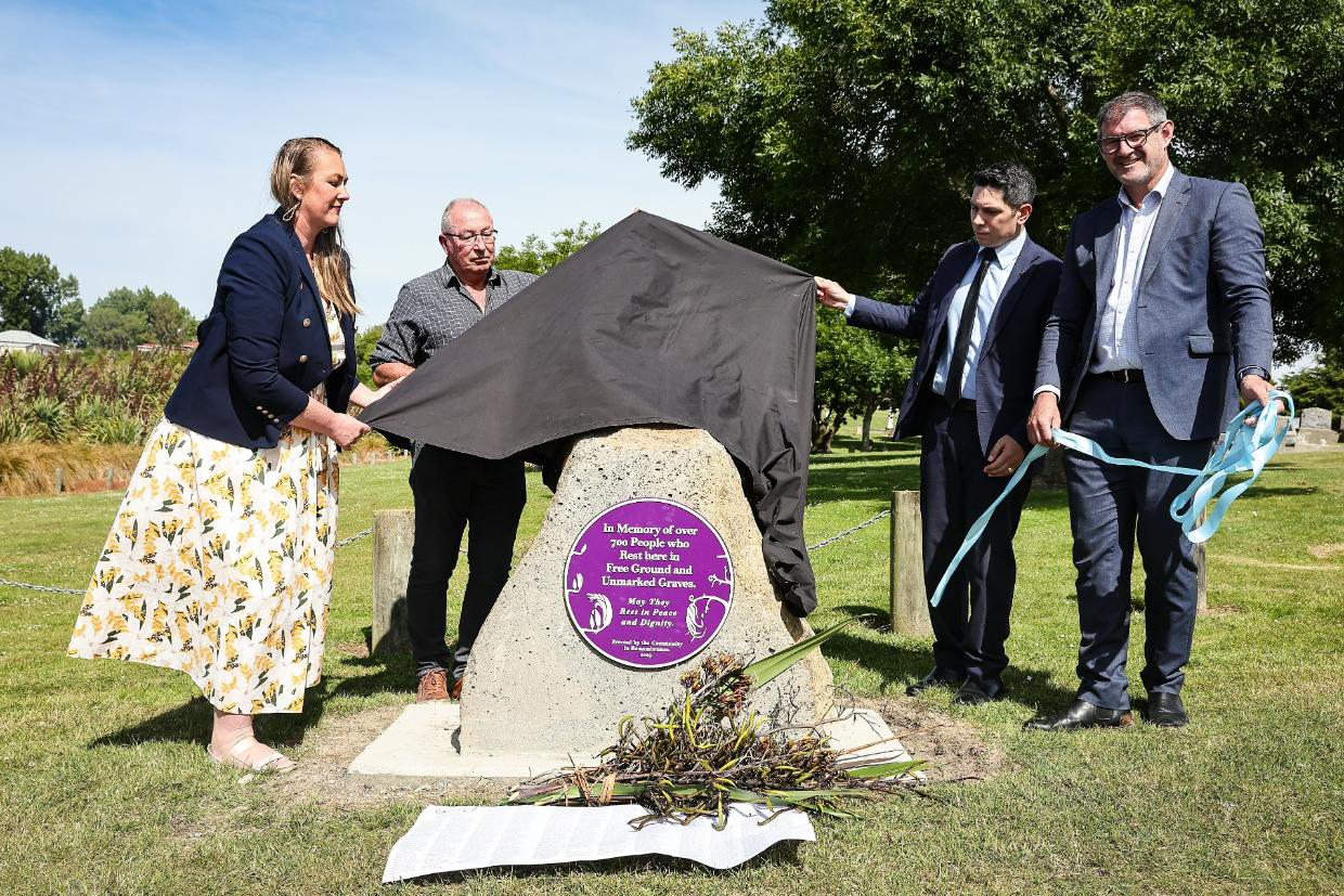 Roselyn Fauth left Les Jones James Meager and Nigel Bowen unveil the monument