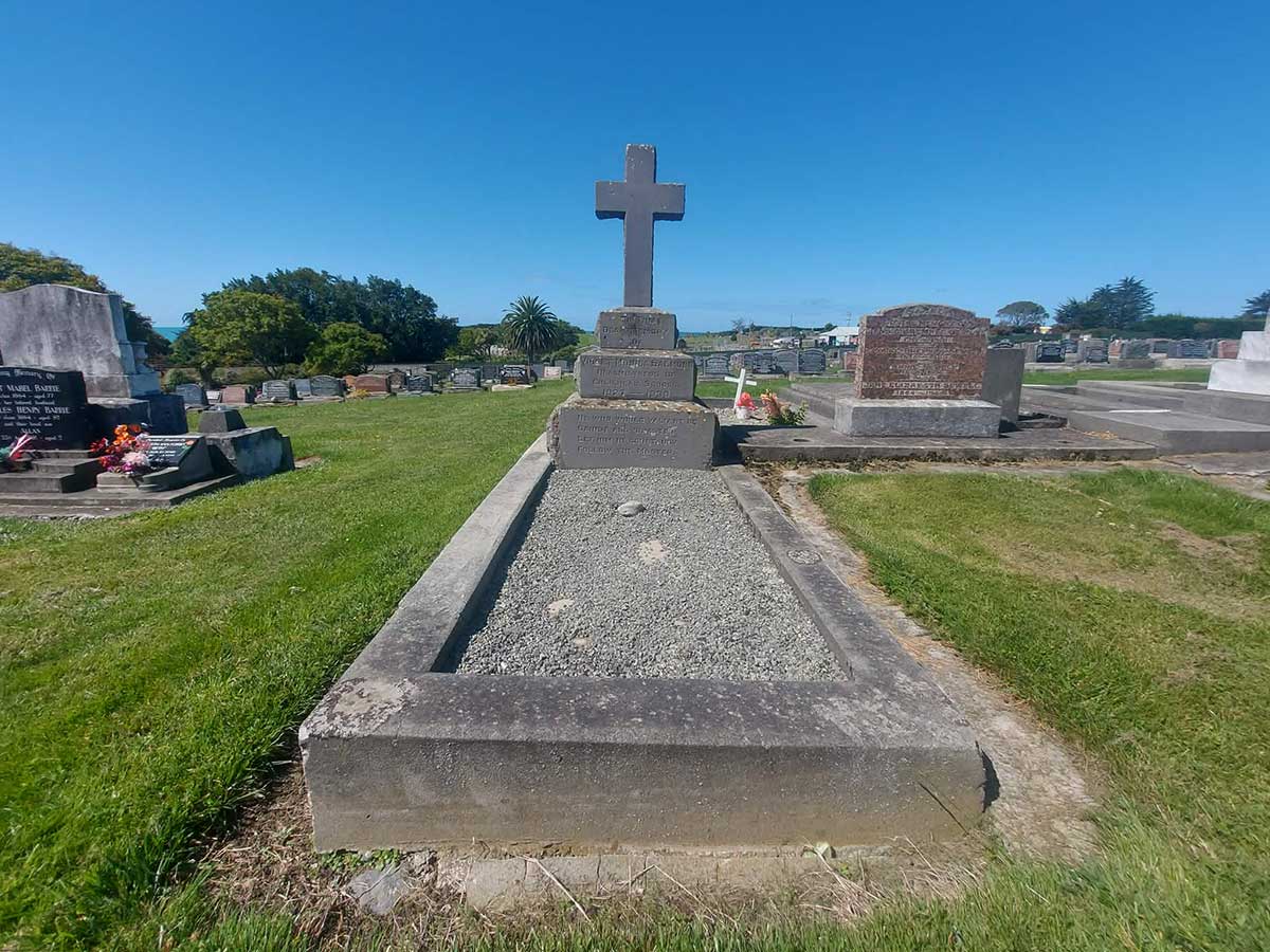 Violet Salmond grave